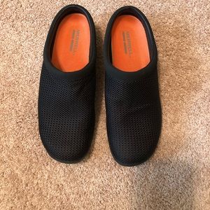 New never worn Merrell slides size 10. Black mesh fabric.  Removable insoles.
